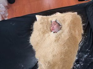 Iseng Banget! Pria Ini Bikin Istrinya Jadi Ayam Goreng Saat Sedang Pulas