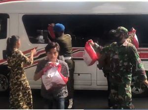 Paspampres Bagi-bagikan Sembako Usai Jokowi Tinjau Masjid Istiqlal Paspampres Bagi-bagikan Sembako Usai Jokowi Tinjau Masjid Istiqlal