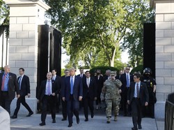Marah Diberitakan Sembunyi di Bunker, Trump Jalan Kaki Keluar Gedung Putih