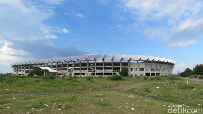 Penampakan Stadion Barombong yang kian terbengkalai.