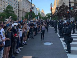 Trump Kerahkan Ribuan Tentara-Polisi, Otopsi Floyd Tunjukkan Sesak Napas