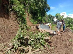 Longsor di Polman, Satu Mobil Pembawa Sembako Ringsek Tertimpa Reruntuhan