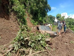 Longsor di Polman, Satu Mobil Pembawa Sembako Ringsek Tertimpa Reruntuhan