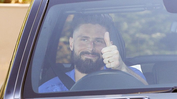 Chelseas French player Olivier Giroud gives a thumbs-up sign as he leaves at the clubs Cobham training ground after the English Premier League announced players can return to training in small groups from Tuesday May 19, 2020. The highly contagious COVID-19 coronavirus has impacted on nations around the globe, with many governments making the first steps to release sectors of the population from self isolation. (Andrew Matthews / PA via AP)