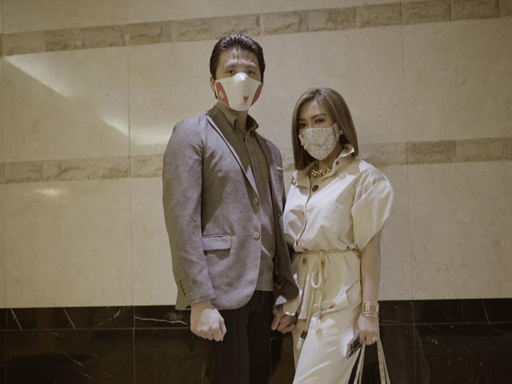 Gaya Syahrini Pakai Tas Rp 2 Miliar, Cuma Ada Satu di Indonesia Gaya Syahrini Pakai Tas Rp 2 Miliar, Cuma Ada Satu di Indonesia