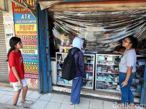 Kini Warung dan Toko di Bogor Diberi Pembatas Plastik