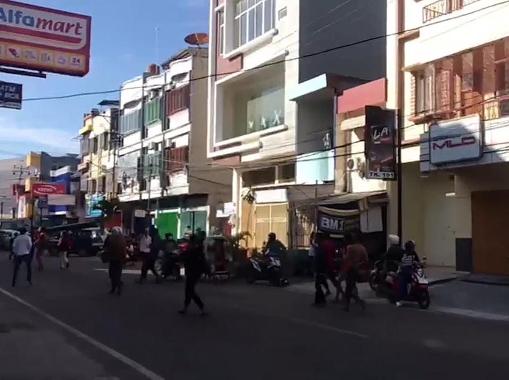 Tawuran Pecah Usai Warga Antar Jenazah di Makassar, 1 Orang Ditangkap Tawuran Pecah Usai Warga Antar Jenazah di Makassar, 1 Orang Ditangkap
