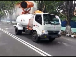 Mobil Gunner dan Pikap PMI Semprot Jalanan Surabaya