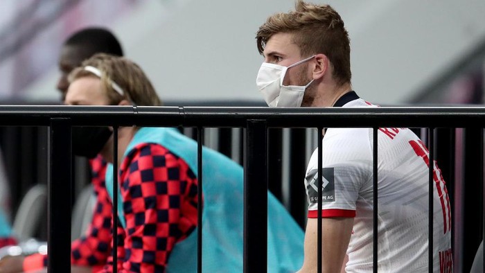 Leipzigs German forward Timo Werner (R) watches the German first division Bundesliga football match RB Leipzig v Hertha Berlin on May 27, 2020 in Leipzig, eastern Germany. (Photo by Alexander Hassenstein / POOL / AFP) / DFL REGULATIONS PROHIBIT ANY USE OF PHOTOGRAPHS AS IMAGE SEQUENCES AND/OR QUASI-VIDEO