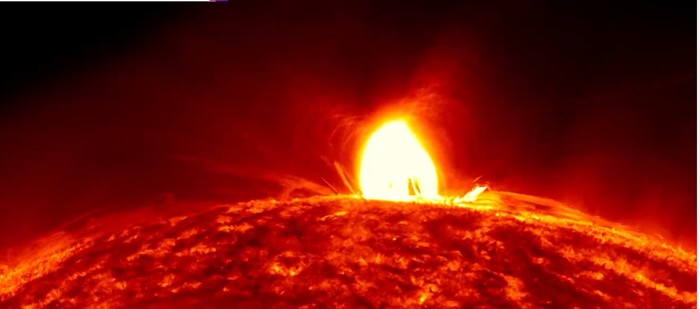 Ledakan Besar Terjadi di Matahari Solar Dynamics Observatory milik NASA baru saja merekam solar flare atau suar Matahari, yaitu ledakan terbesar yang terjadi di bintang tersebut sejak tahun 2017. Kini dengan terjadinya solar flare itu, ada kemungkinan Matahari bakal sangat aktif kembali.