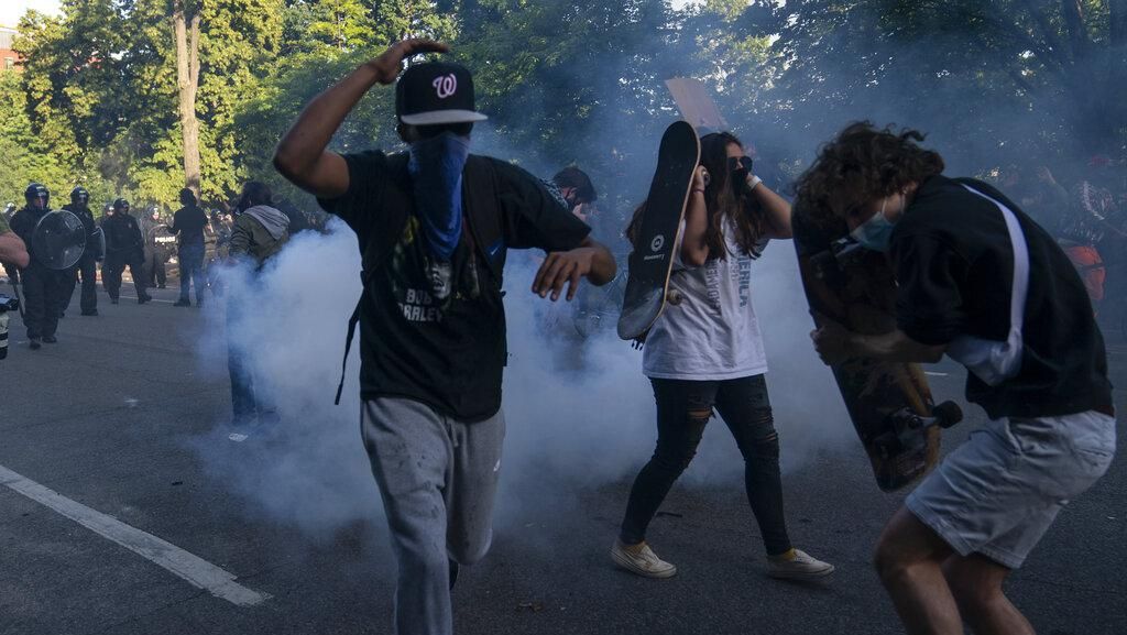 Polisi Bubarkan Demonstran George Floyd dengan Gas Air Mata
