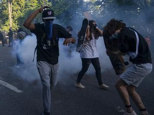 Polisi Bubarkan Demonstran George Floyd dengan Gas Air Mata