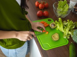 Masih Pakai Talenan Plastik? Hati-hati Efeknya untuk Kesehatan