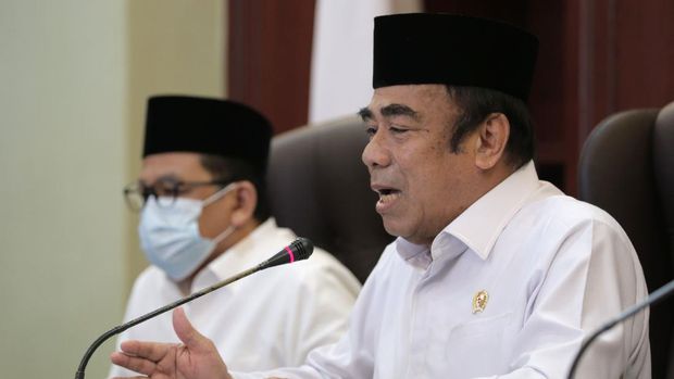 Menteri Agama Fachrul Razi didampingi Dirjen PHU Nizar Ali menyampaikan keterangan pers secara daring tentang Penyelenggaraan Ibadah Haji 1441 H di Jakarta, Selasa (2/6/2020). Pemerintah memutuskan untuk tidak memberangkatkan jemaah haji pada 2020 untuk melindungi WNI pada masa pandemi COVID-19. ANTARA FOTO/Humas Kementerian Agama/app/foc.