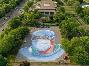 Mural Raksasa Dukungan untuk Petugas Medis