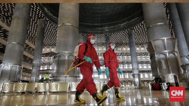 Petugas damkar DKI Jakarta menyemprotkan cairan disinfektan di tempat ibadah Masjid Istiqlal dan Gereja Katedral, Jakarta, Rabu (3/6/2020). Langkah ini dilakukan sebagai upaya preventif dalam mendukung kebijakan pemerintah yang akan segera menerapkan kenormalan baru di tengah pandemi Covid-19.