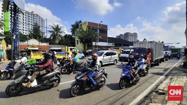 Lalin Kota Tangsel arah Pamulang Lalin Kota Tangsel di jalan. Ir. H. Djuanda Ciputat arah Pamulang, Rabu (3/6)