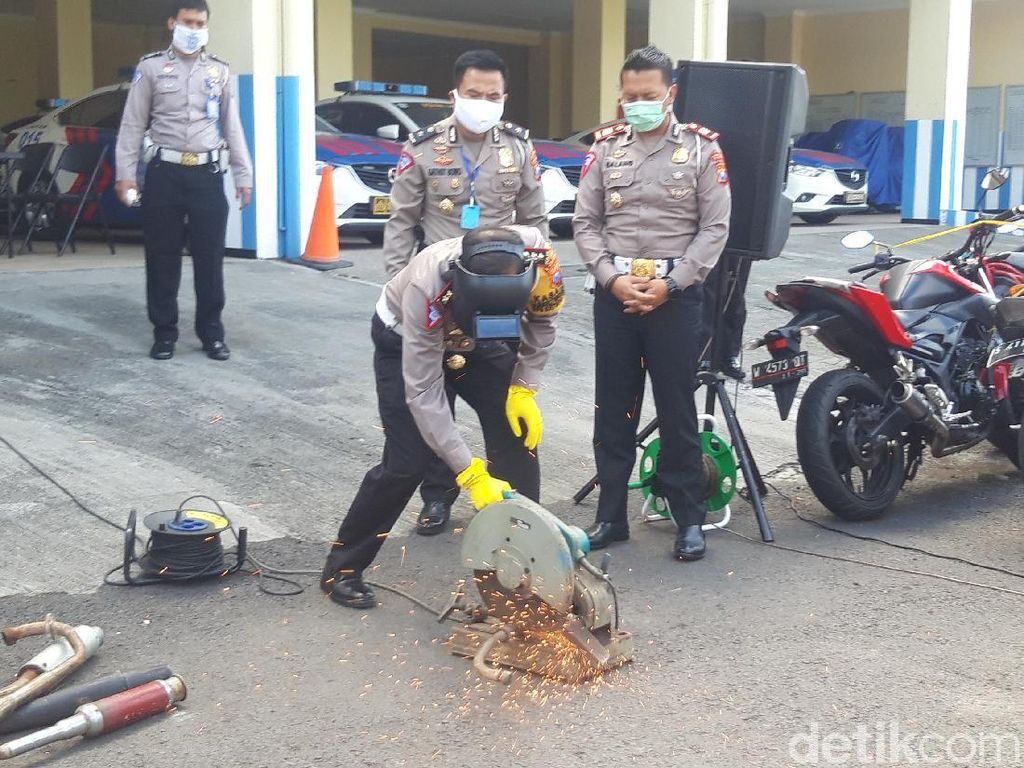 302 Motor Berknalpot Brong dan Dipakai Balap Liar Disita Selama PSBB 302 Motor Berknalpot Brong dan Dipakai Balap Liar Disita Selama PSBB