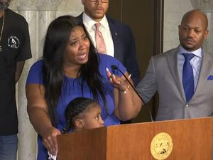 Video Tangisan Ibu dari Anak George Floyd