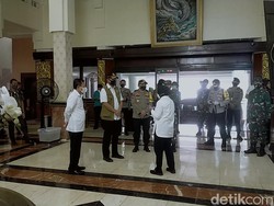 Saat Risma Jelaskan soal Penanganan Corona pada Kepala BNPB dan Menkes