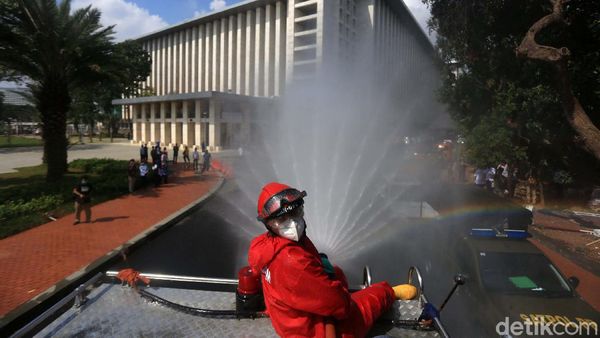 Potret Penyemprotan Disinfektan di Kawasan Istiqlal