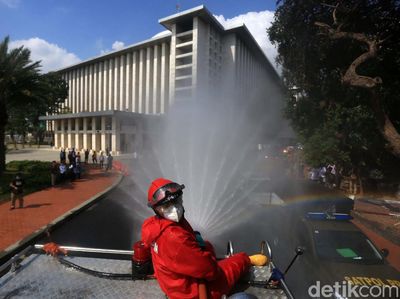 Potret Penyemprotan Disinfektan di Kawasan Istiqlal