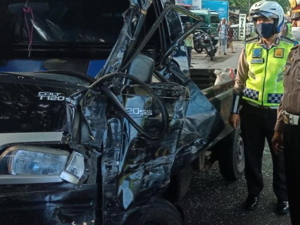 Pikap Tabrak Pohon di Sukabumi, 5 Orang Terluka Pikap Tabrak Pohon di Sukabumi, 5 Orang Terluka