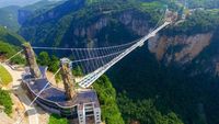 Indahnya Jembatan Kaca Tertinggi dan Terpanjang di Dunia