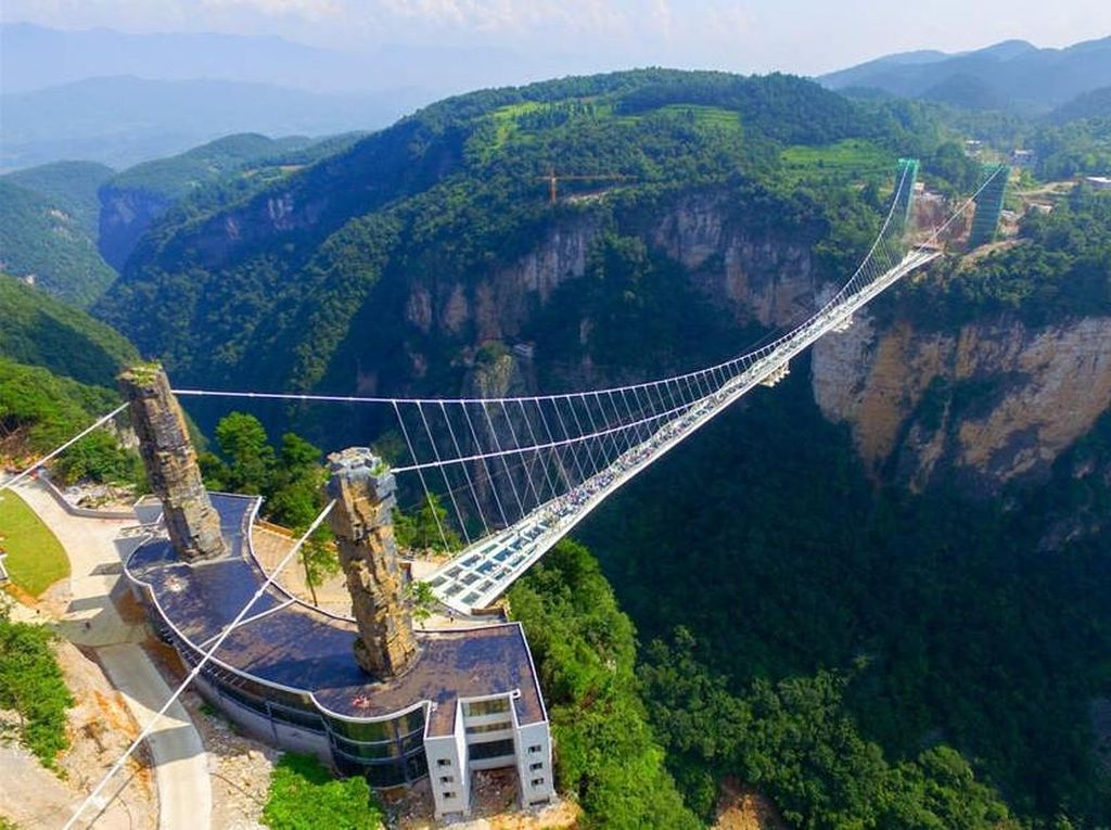 Indahnya Jembatan Kaca Tertinggi dan Terpanjang di Dunia
