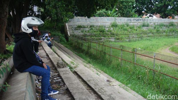 Stadion Sangkuriang terbengkalai.