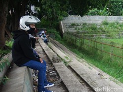 Karena sudah tak ada lagi kegiatan, maka banyak warga yang cuma bersantai di sore hari di salah satu sudut tribune. (Foto: detikcom/Whisnu Pradana)