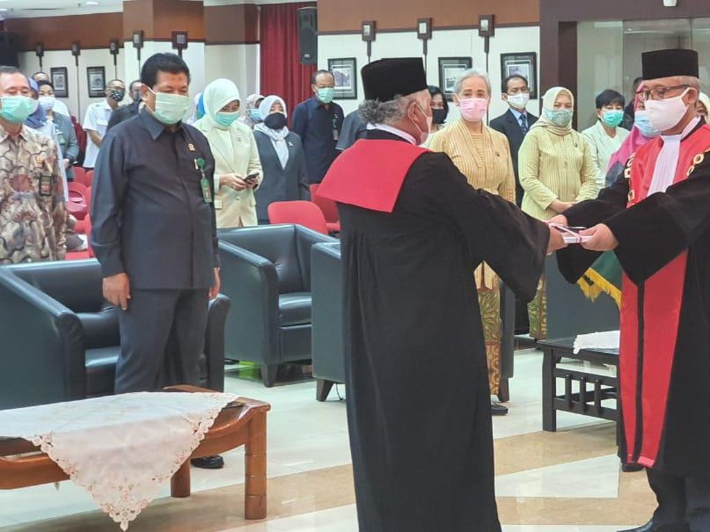 Hakim yang Tak Sungkan Naik Angkot ke Kantor Ini Jadi Ketua PN Jakut Hakim yang Tak Sungkan Naik Angkot ke Kantor Ini Jadi Ketua PN Jakut