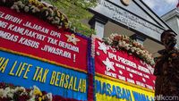 Jelang Sidang Perdana Kasus Jiwasraya, PN Jakpus Kebanjiran Karangan Bunga