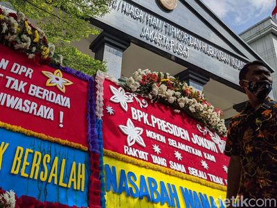 Jelang Sidang Perdana Kasus Jiwasraya, PN Jakpus Kebanjiran Karangan Bunga