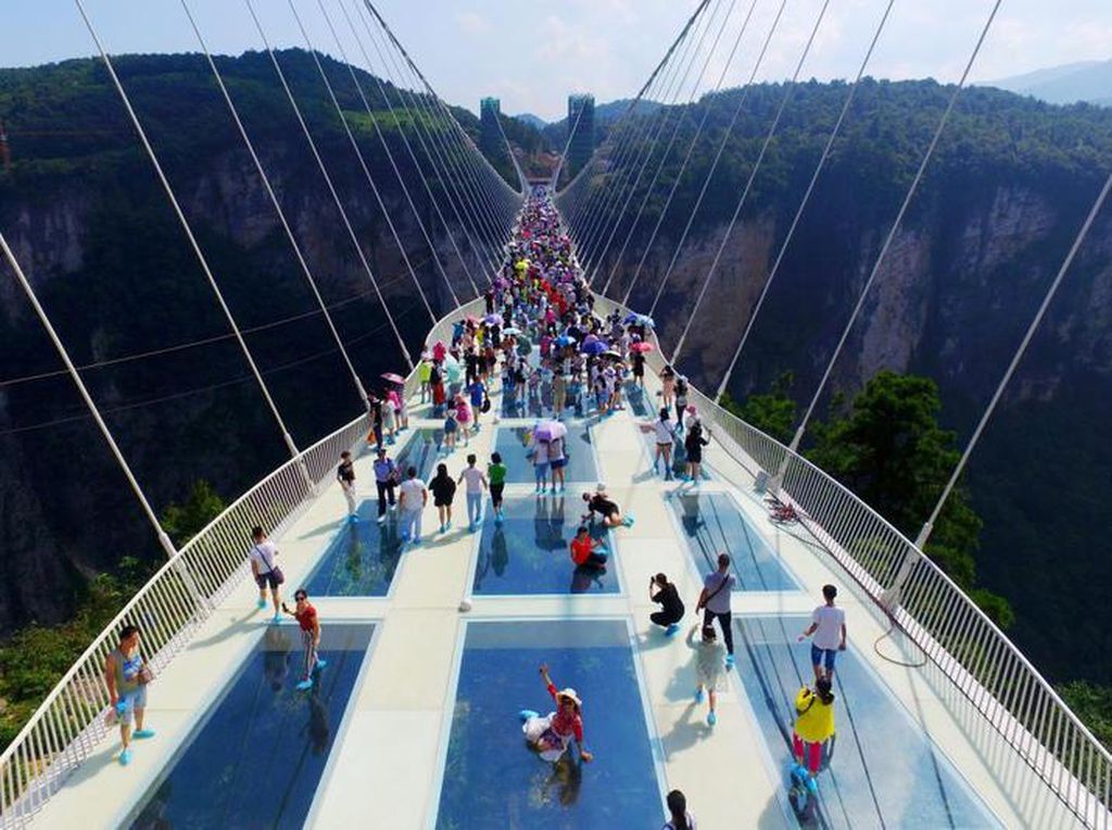 Akhirnya, Bungee Jumping Tertinggi di Jembatan Kaca Tertinggi Dunia Buka Kembali