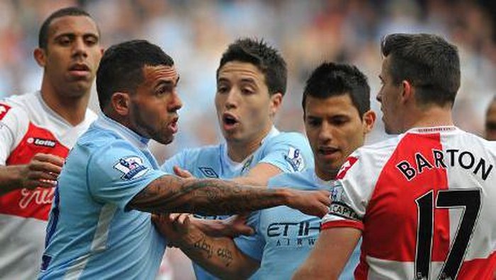 Joey Barton ribut-ribut dengan Sergio Aguero dan Carlos Tevez di laga tahun 2012.
