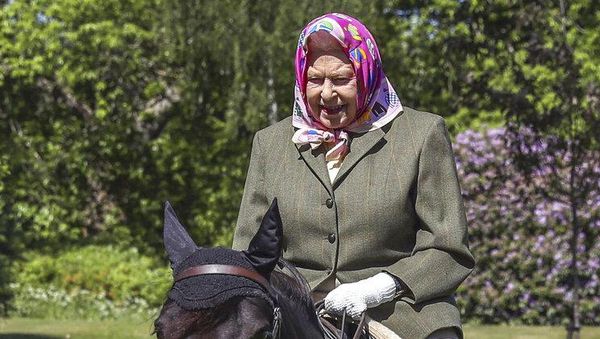 Foto: Aksi Berani Ratu Elizabeth II, Berkuda di Usia 94 Tanpa Pelindung
