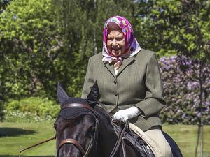 Foto: Aksi Berani Ratu Elizabeth II, Berkuda di Usia 94 Tanpa Pelindung