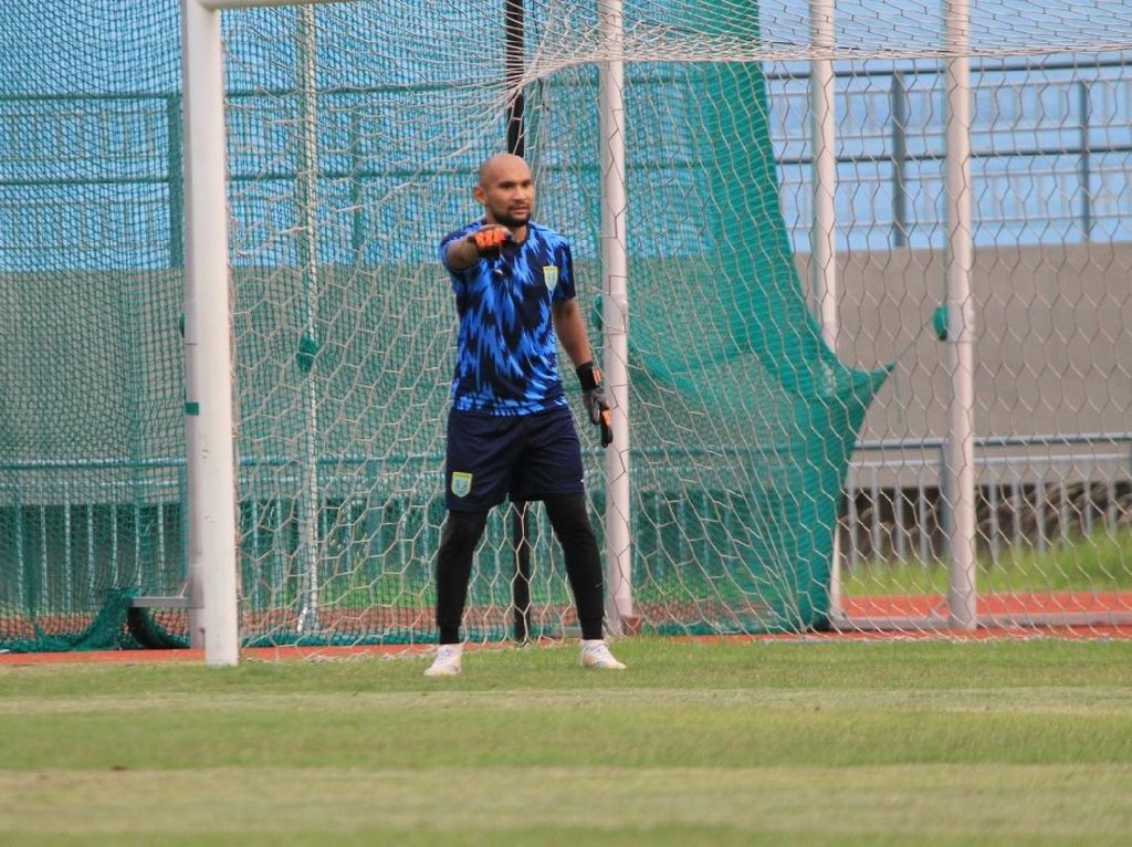Fokus Bisnis, Kiper Persela Ini Memilih Mundur Fokus Bisnis, Kiper Persela Ini Memilih Mundur