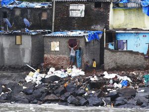 India Evakuasi Warga Antisipasi Serangan Topan Nisarga India Evakuasi Warga Antisipasi Serangan Topan Nisarga