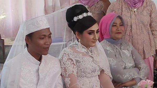 Foto Bule Turki Viral Buka Kabar Sedih Setelah Dinikahi Bambang, Tukang Sapu