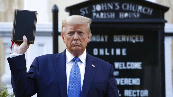 Potret Trump Pegang Alkitab yang Tuai Kemarahan Pemuka Agama AS