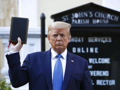 Potret Trump Pegang Alkitab yang Tuai Kemarahan Pemuka Agama AS