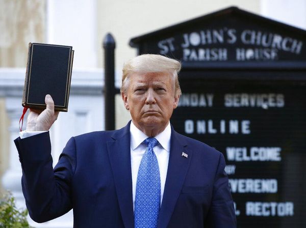 Potret Trump Pegang Alkitab yang Tuai Kemarahan Pemuka Agama AS