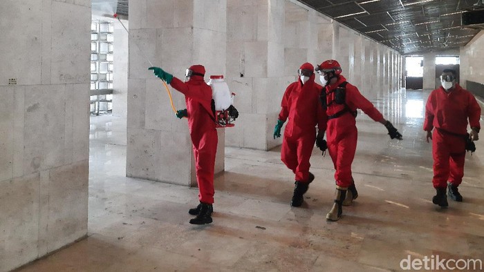 Penyemprotan disinfektan di Masjid Istiqlal, Rabu (3/6/2020) Penyemprotan disinfektan di Masjid Istiqlal, Rabu (3/6/2020)