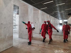 Masjid Istiqlal Kembali Disemprot Disinfektan, Begini Suasananya