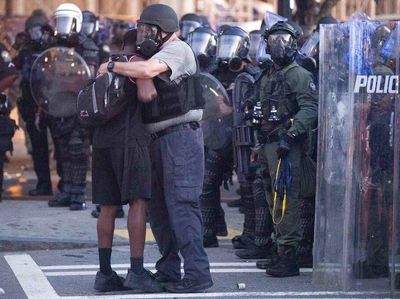 Momen Kompak Polisi-Demonstran di Tengah Aksi Kematian George Floyd