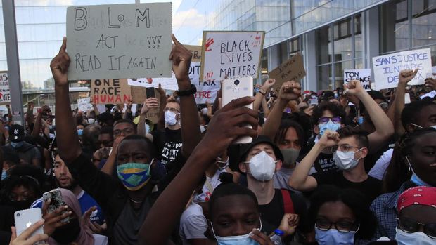 People protest outside the Palace of Justice Tuesday, June 2, 2020 in Paris. French authorities banned the protest over racial injustice and heavy-handed police tactics as global outrage over what happened to George Floyd in the United States kindled frustrations across borders and continents. Family and friends of Adama Traore, a French black man who died shortly after he was arrested by police in 2016, call for a protest which will also pay homage to George Floyd. (AP Photo/Michel Euler)