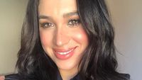 Mirip Banget Meghan Markle, Pramugari Ini Jadi Atensi Penumpang Pesawat