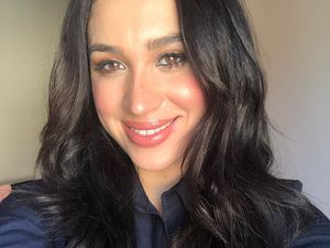 Mirip Banget Meghan Markle, Pramugari Ini Jadi Atensi Penumpang Pesawat